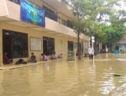 Santri Jalani Ujian di Tengah Genangan Banjir