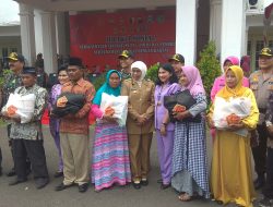 Bagi-bagi Sembako, TNI-Polri Mendadak Kunjungi Madura