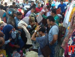 Bazar Baju Gratis di Pamekasan Diserbu Banyak Warga