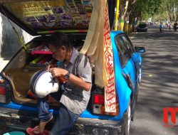 Mengasah Keterampilan, 10 Tahun Pemuda Pamekasan Jadi Tukang Pasang Stiker