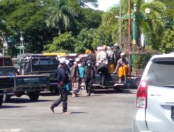 Massa Pendemo Polres Pamekasan Bawa Bambu Runcing