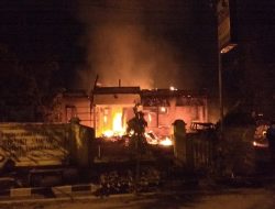 Tak Puas Hasil Pilpres, Massa Bakar Mapolsek Tambelangan