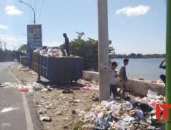 Sampah Berhamburan ke Jalan Raya, TPS Tak Sanggup Menampung