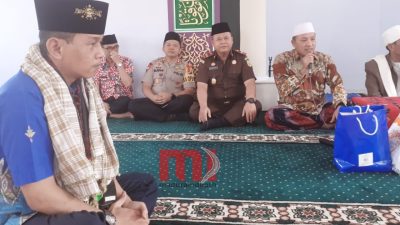 Dituntun Rois Syuriah PCNU, Kepala BPBD Sampang Masuk Islam