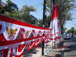 Jelang HUT RI, Penjual Bendera Merah Putih Mulai Padati Sampang