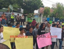 Harga Garam Anjlok, Aliansi Pemuda Petani Garam Sumenep Demo DPRD