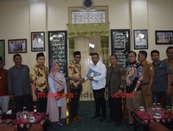 Temui Bupati, KPU Sampang Serahkan Berkas Penetapan 45 Caleg Terpilih