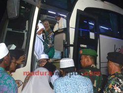 Tangis Haru Sambut Kedatangan Jamaah Haji Kloter 6 Sumenep