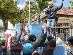 Kecam Pernyataan Jokowi, Petani Garam Demo ke Gedung DPRD Sumenep