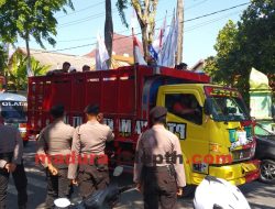 Ribuan Petani Garam Madura Demo Kantor Pemprov Jatim