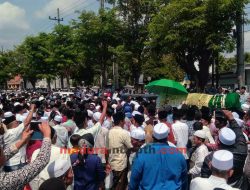 Ribuan Orang Shalatkan Jenazah Fuad Amin