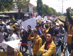 Ribuan Mahasiswa Kepung Gedung DPRD Sumenep