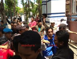 Demo Tolak Kenaikan Iuran BPJS di Sampang Ricuh