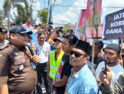 Demo Kejari, Masyarakat Sokobanah Tuntut Tuntaskan Kasus Dana Desa 2018