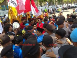 Tolak Kenaikan BPJS, Aktivis Mahasiswa Demo DPRD Sampang