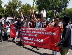 Kecewa Dengan Perbup Pilkades, Ribuan Warga Sumenep Unjuk Rasa di Kantor DPRD