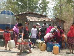 67 Desa Kekurangan Air Bersih, Warga Berjam-jam Mengantri Air di Sumur
