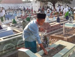 Peringati HSN 2019, Santri di Sumenep Bersih-Bersih Makam Raja