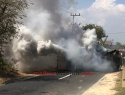 Truk Box Bermuatan Air Mineral Terguling di Pangilen Sampang