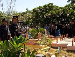 Berduka Cita, Kapolres Pamekasan Pimpin Upacara Pemakaman Almarhum Aiptu Syaiful Arkham