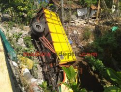 Sopir Mengantuk, Truk Pengangkut Pasir Masuk Jurang
