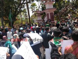 Tolak kenaikan BPJS, Ratusan Kader HMI Geruduk Kantor DPRD Pamekasan