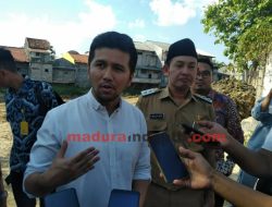 Sidak Pemasangan Sheet Pile Sungai Kamuning, Emil Dardak Temukan Sejumlah PR