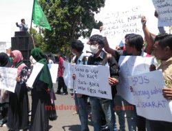 Tolak Kenaikan BPJS, HMI Demo DPRD Pamekasan