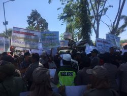 Tuntut Seleksi Bacakades Diulang, Ratusan Pendukung Zaini Demo Pemkab Sampang