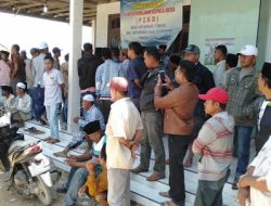 Protes Lokasi TPS, Pendukung Cakades Ketapang Timur Kepung Kantor P2KD