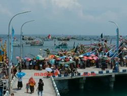 Ribuan Warga Pulau Mandangin Meriahkan Petik Laut dan Selamatan Desa