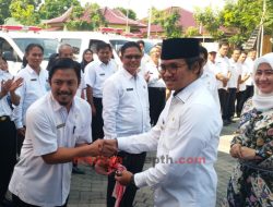 Bupati Bangkalan Serahkan 15 Unit Mobil Ambulan Puskesmas