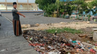 Bongkar Bak Sampah Milik Warga, Pelaksana Proyek Jalan Lepas Tanggung Jawab