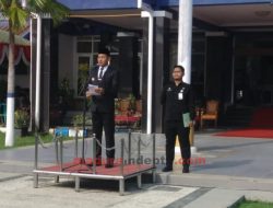 Usai Pimpin Upacara Hari Ibu, Wabup Sampang Serahkan Bansos Kepada Masyarakat