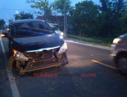 Kijang Inova Hantam Pohon di Desa Pakandangan Barat