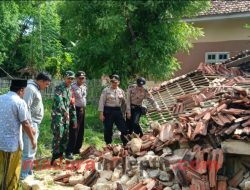 Diterjang Angin Kencang, Rumah di Sumenep Roboh dan Timpa 7 Orang