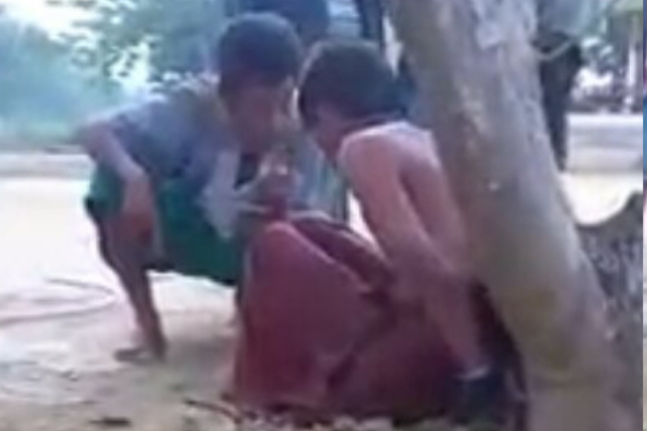 Tangkapan layar video pelaku pencurian HP diikat di pohon oleh warga. 