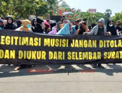 Pegiat Seni Musik Demo Kantor DPRD Pamekasan