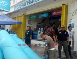 Satpol PP Tertibkan Reklame Tanpa Izin