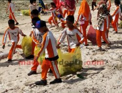 Mahasiswa KPM IAI NATA dan Pelajar Pulau Mandangin Bersihkan Sampah