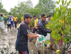 Peringati HPN, Bupati Sampang Tanam Bibit Mangrove