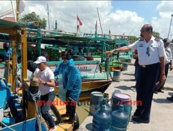 Cegah Corona, Kapal Penumpang di Pelabuhan Tanglok Disemprot Disinfektan