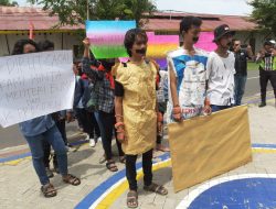 Mahasiswa Demo PT Garam Persero Soal Sampah