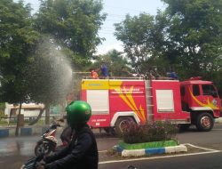 Sepanjang Jalan Protokol Bangkalan Disemprot Disinfektan