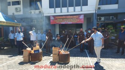 Kejari Sumenep Musnahkan Ratusan Gram Sabu dan Puluhan Botol Miras
