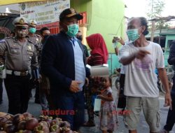 Forkopimda Sampang Bagikan 1.500 Masker Pada Masyarakat yang Beraktivitas di Luar Ruangan