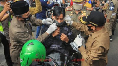 Cegah Penyebaran COVID-19, Disdik Sumenep Bagikan 5.000 Masker