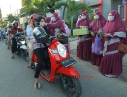 Bantu Cegah Penyebaran COVID-19, Pengurus Masjid Al-Ashri Bagikan Seribu Masker