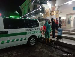 Warga Sampang Mendadak Meninggal di Masjid, Petugas Evakuasi Pakai APD