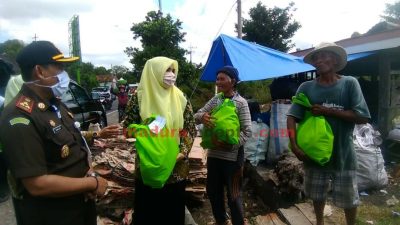 Peduli Warga Terdampak Covid-19, Kejari Sumenep Bagikan 100 Paket Sembako
